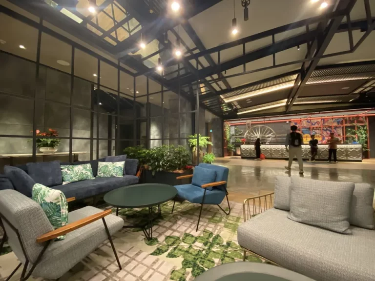 ロビーのソファあたりです。