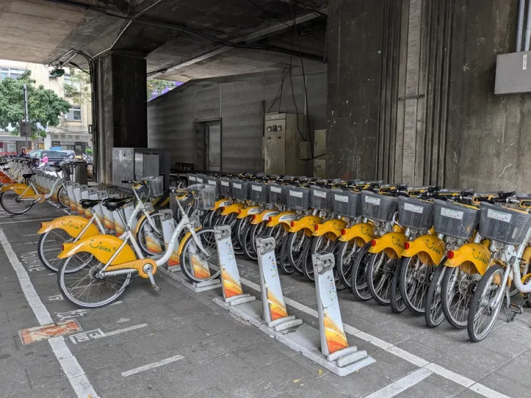 高架下にYouBikeもあります