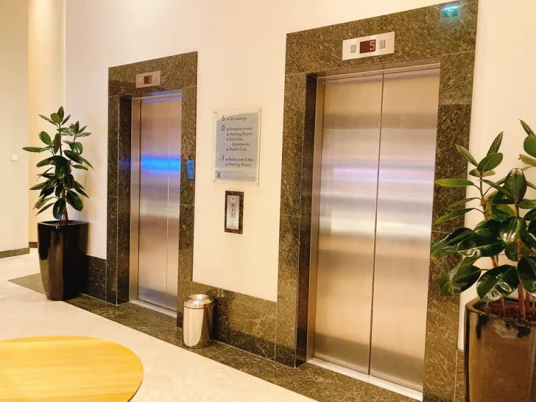 エレベーターホールフロント階2