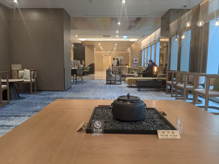 ラウンジからロビー方向