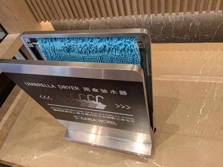 エントランス入ったところに雨傘除水器