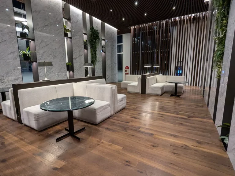 フロント後ろにロビー