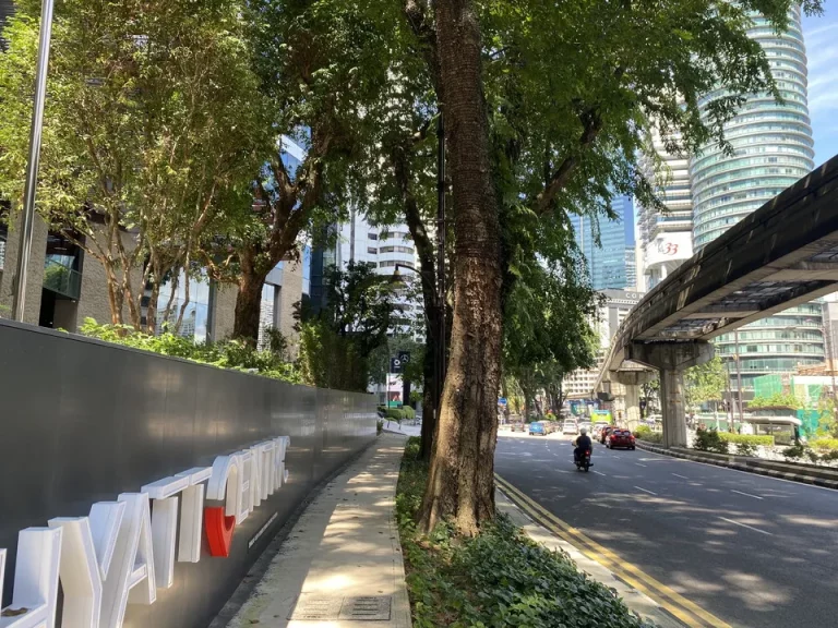 ホテル外観です。大通りに面しています。