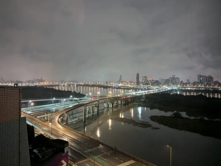 窓からの眺望夜