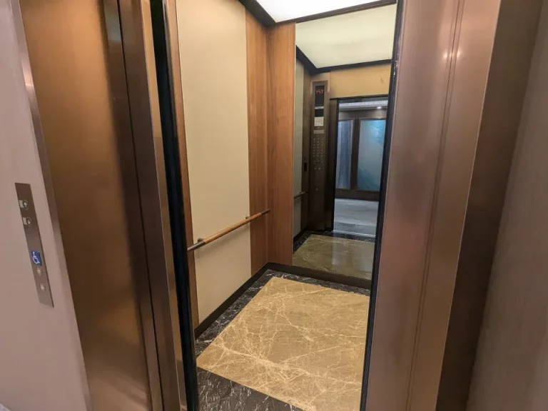 エレベーター内観(客室階専用