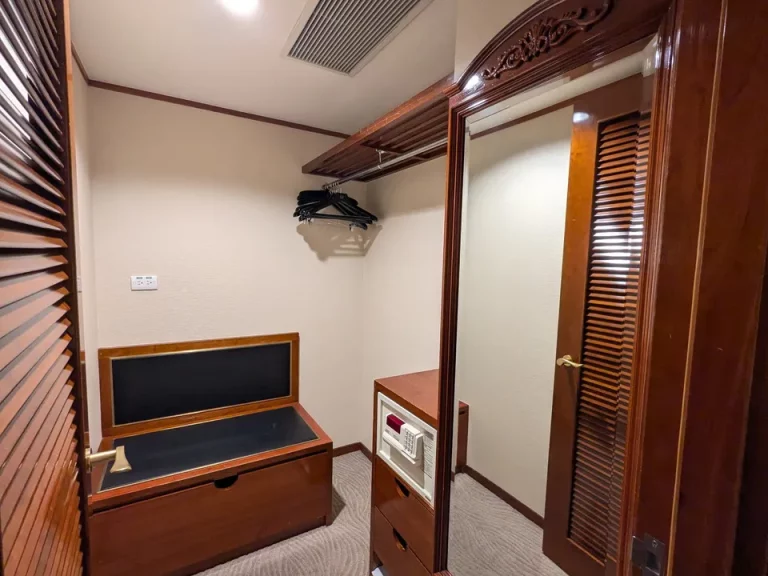 ウォークインクローゼット内観