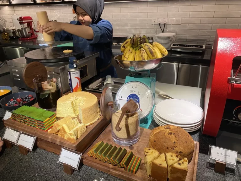 パンケーキも作ってもらえます。トッピングも選べます。マレーシア風のレイヤードケーキもあります。