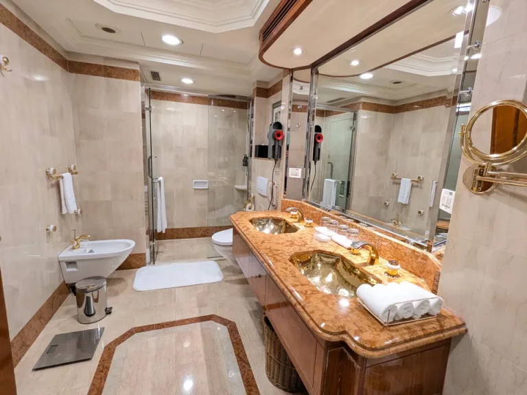 バスタブからシャワールーム方向