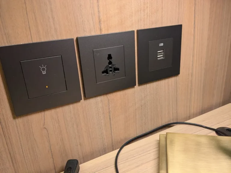 デスクのコンセントとUSBポート