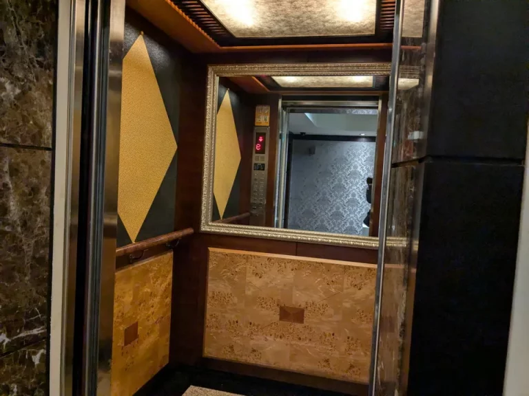 エレベーター内観(1)