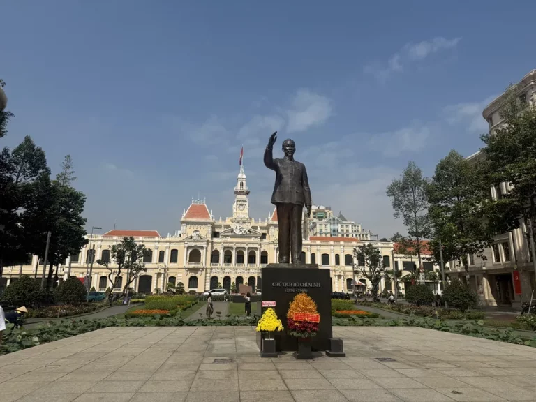 人民委員会庁舎「ホーチミン像」
