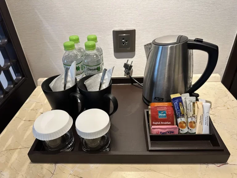 ミニバー、カフェコーナー、グラス