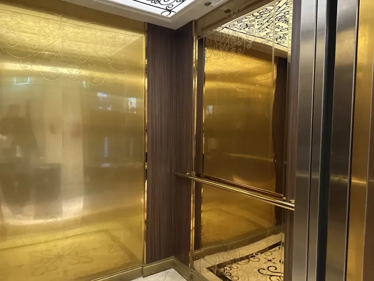 エレベーター内観