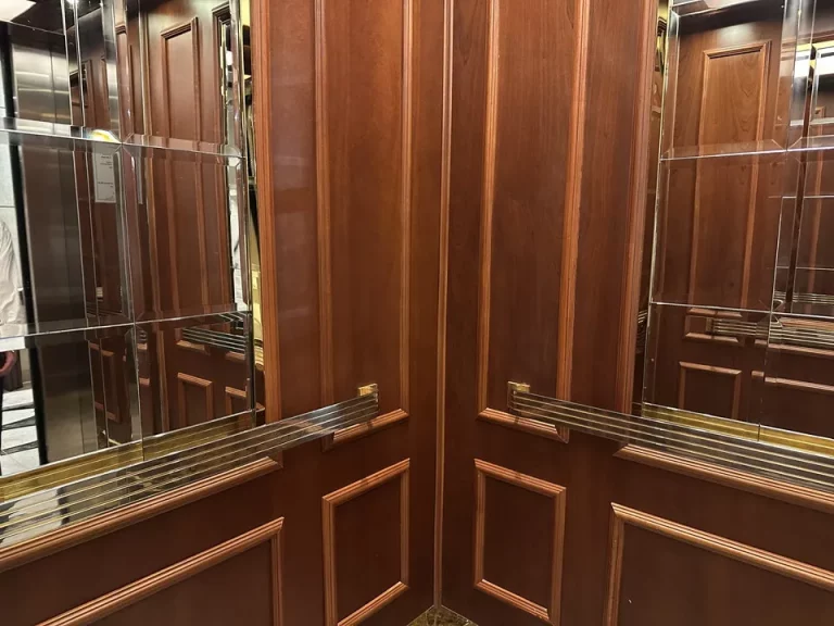 エレベーター内観