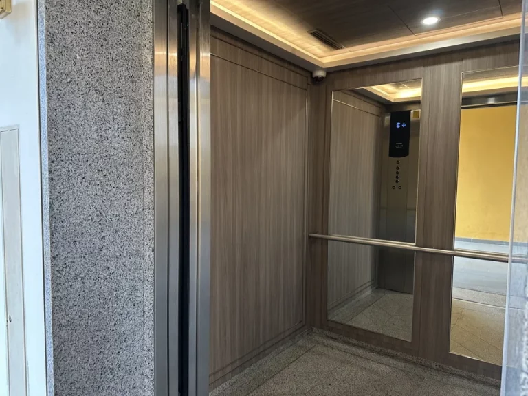 エレベーター内観