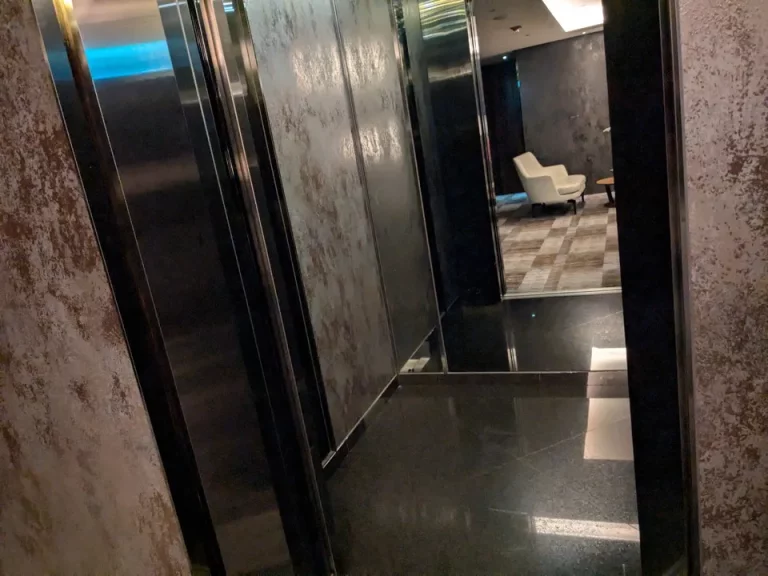 エレベーター内観