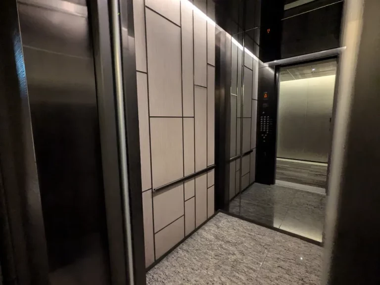 エレベーター内観