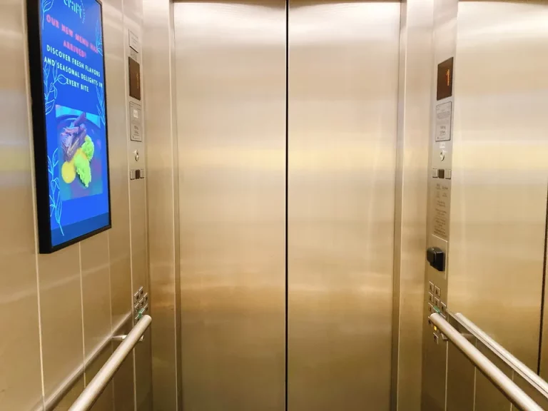 エレベーター内観