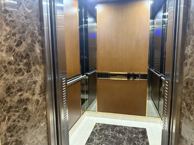 エレベーター内観