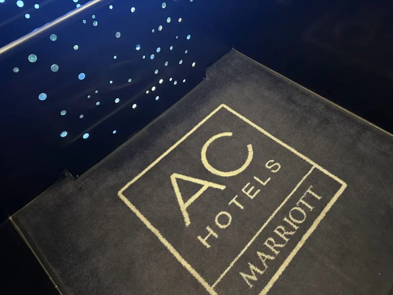 エレベーター内観