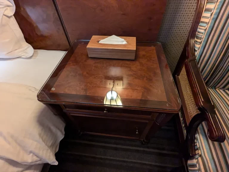 ベッドサイドテーブル