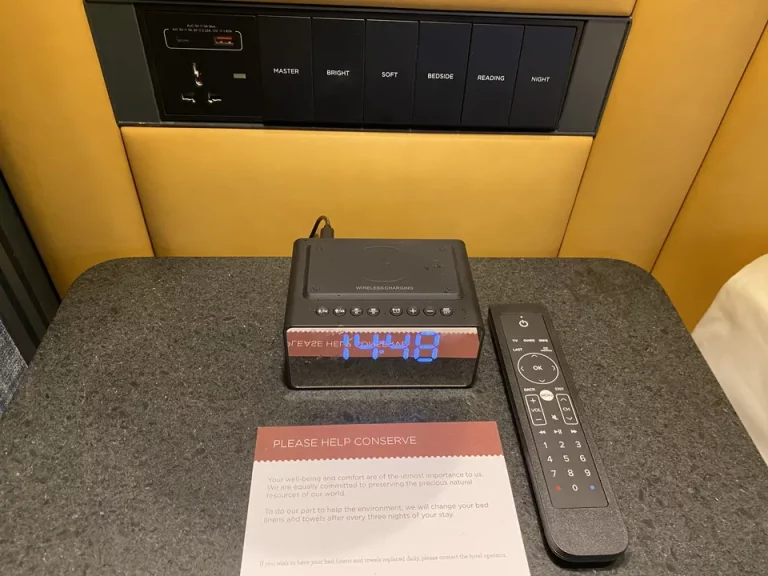 もう片方のベッドサイド。室内照明調節とコンセント。