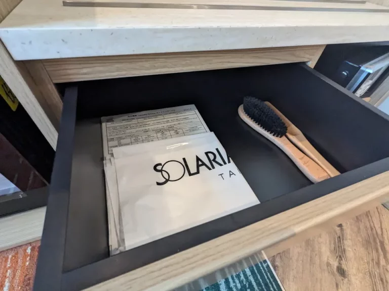 荷物台下の引き出しに衣類ブラシ、靴ベラ、ランドリーバック