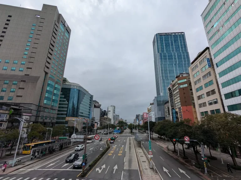 ホテル前の大通り中華路一段