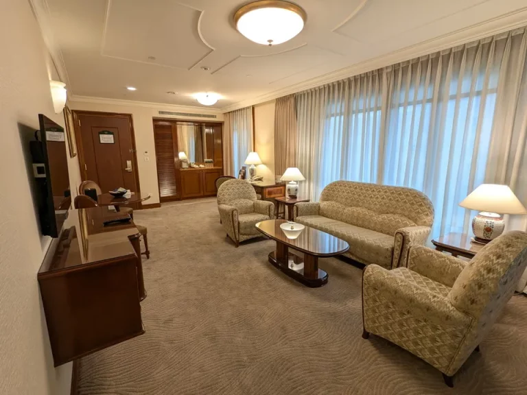 客室全体入口方向(リビング)