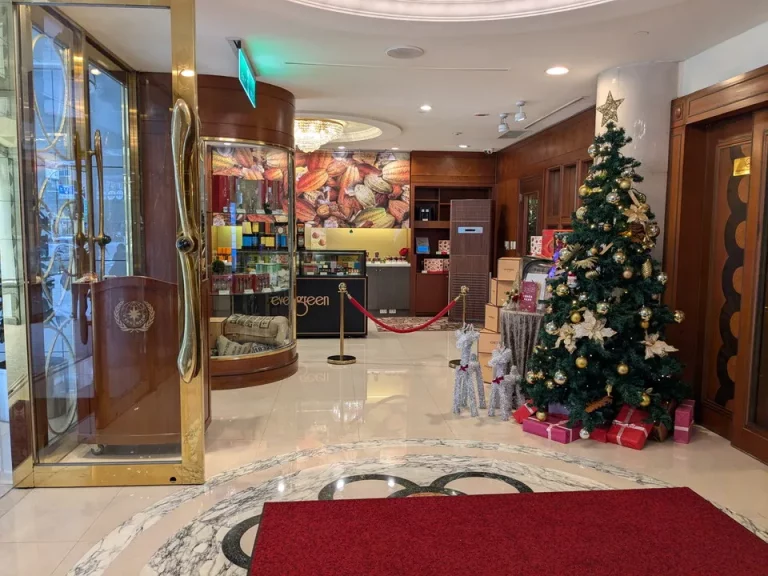 エントランス入ったところにギフトショップ