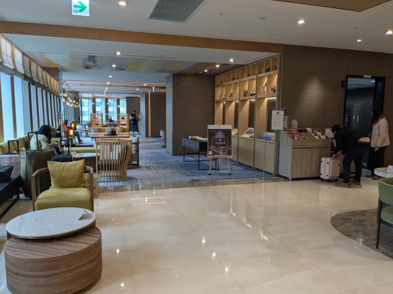 ロビーからラウンジ方向