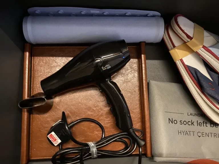 ドライヤーとバスマット。風量問題なし。強い。