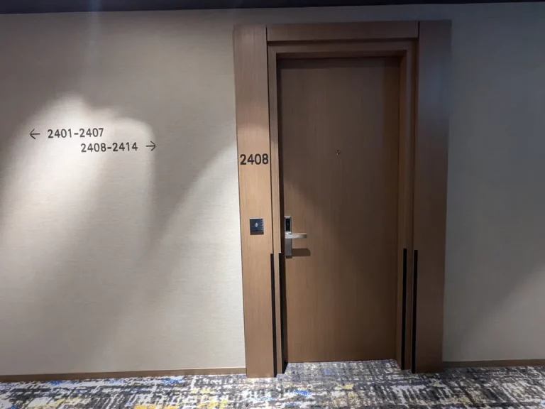 客室入口外観ドア