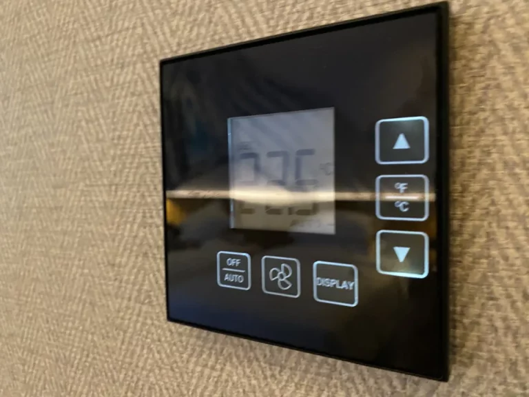 エアコン調節パネル。