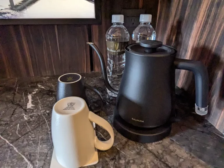 ポット、カップ、ミネラルウォーター