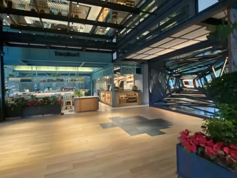 エントランス入り口左手すぐに和系のレストランがあります。