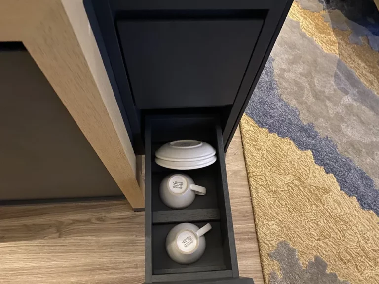 カップ2セットが格納されている棚