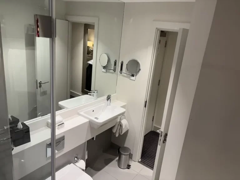 シャワーから洗面台