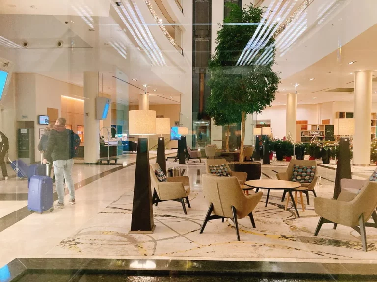 エレベーターの中からロビー