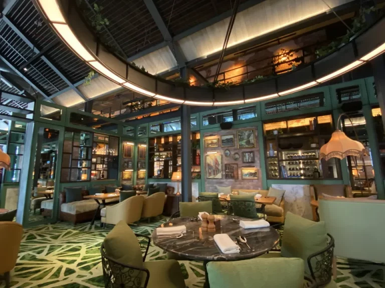 朝食会場、ソファ席もあります。落ち着いて食べることができます。