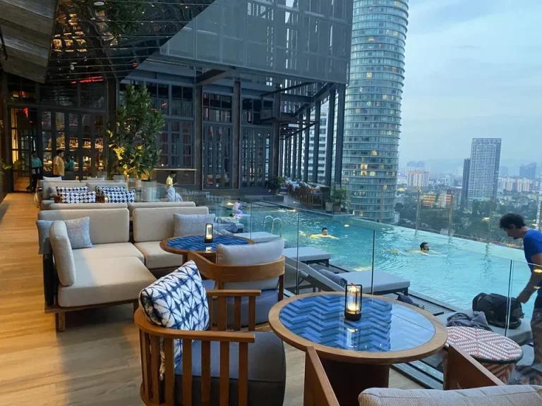 プール脇には、ソファとプールバーがあり、飲み物を頼めます。