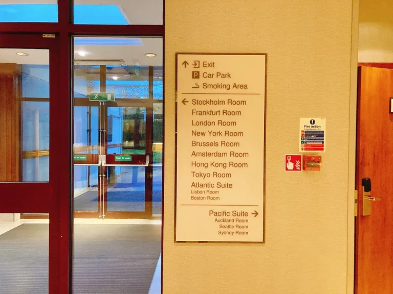 フロント階案内板