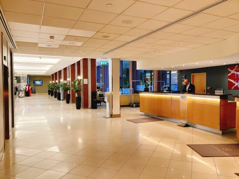 フロント・ロビー全体