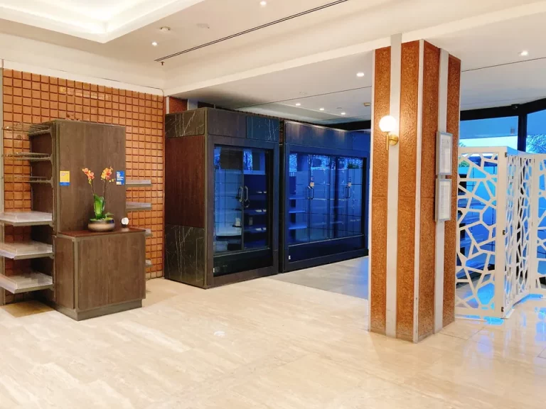 先月はオープンしていたショップは空でした