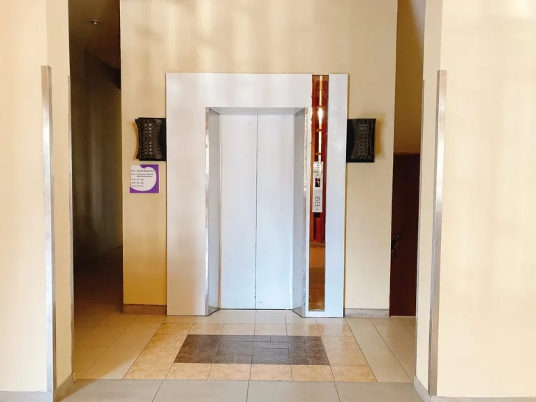 エレベーターホールフロント階