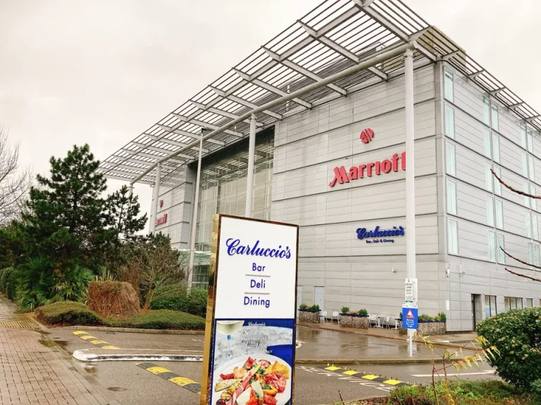 隣はマリオット