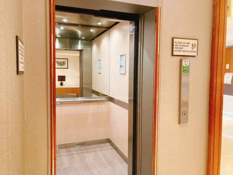 エレベーター内観