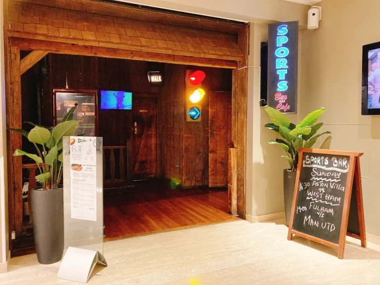 スポーツバー入り口