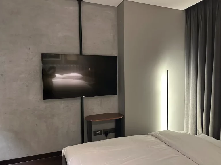 ベッド方向からテレビ