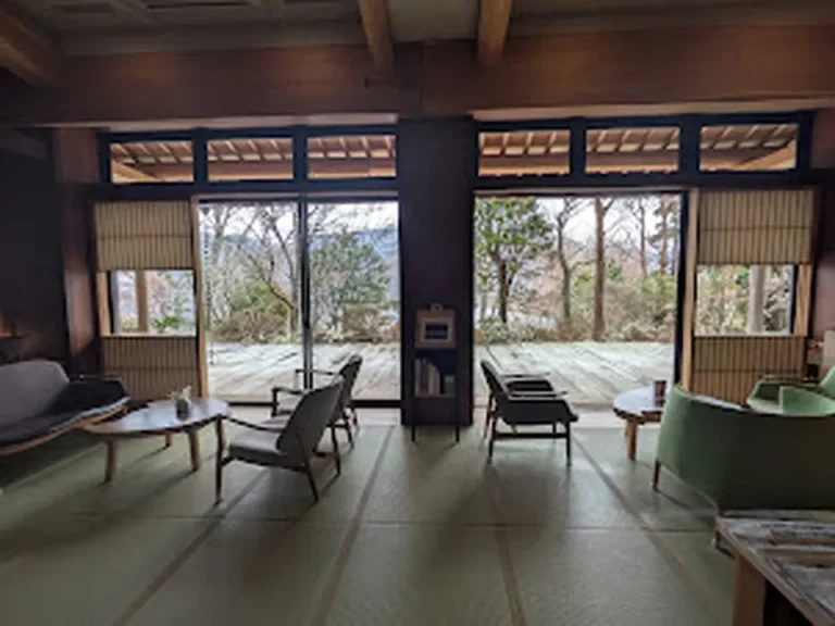 ロビー全体(カウンター側から)